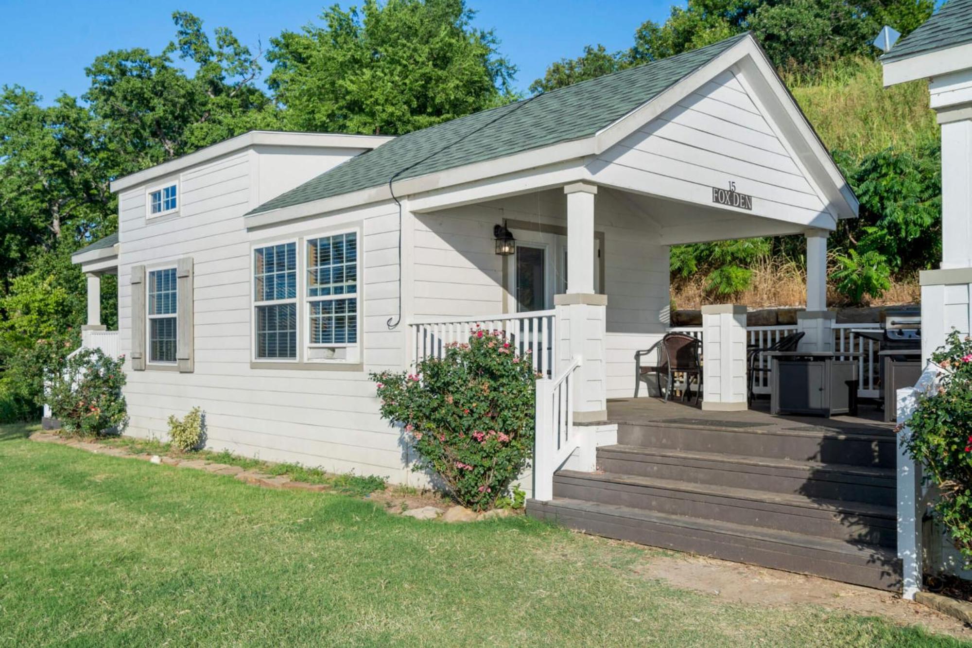 Crosstimbers Marina And Cottages Sperry Exterior photo