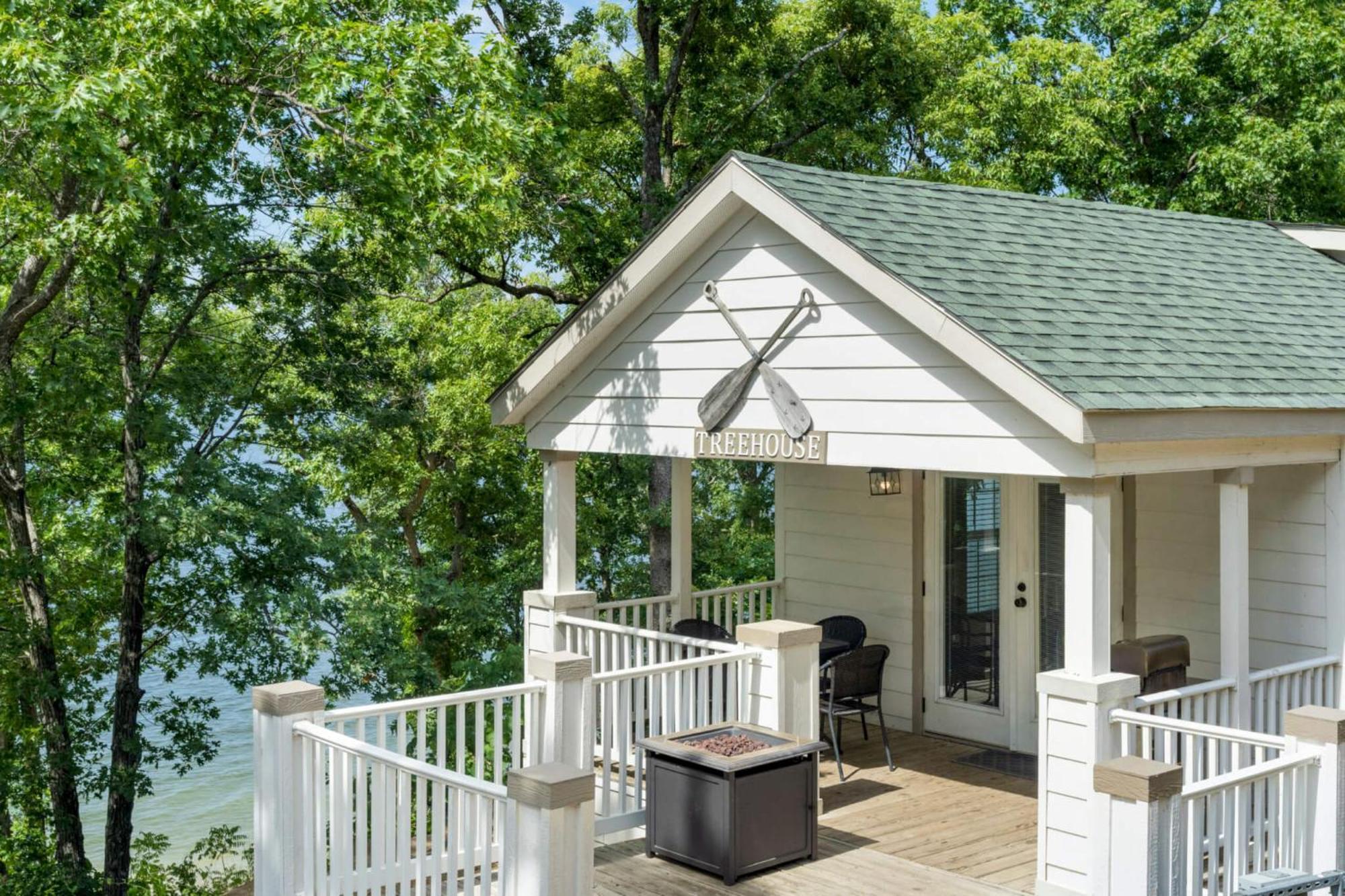 Crosstimbers Marina And Cottages Sperry Exterior photo